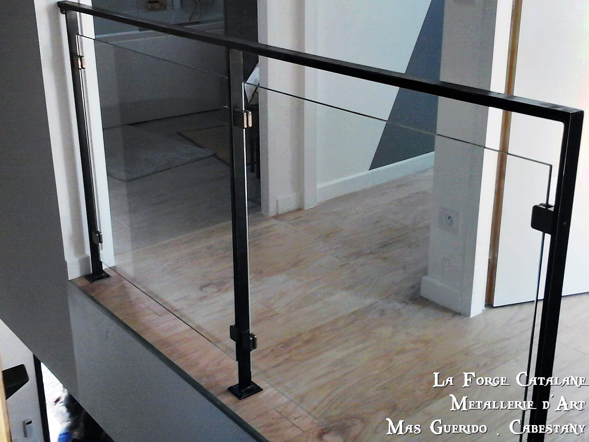 garde corps remplissage vitrage feuillete pinces a verre ossature fer rectangulaire forge catalane.jpg